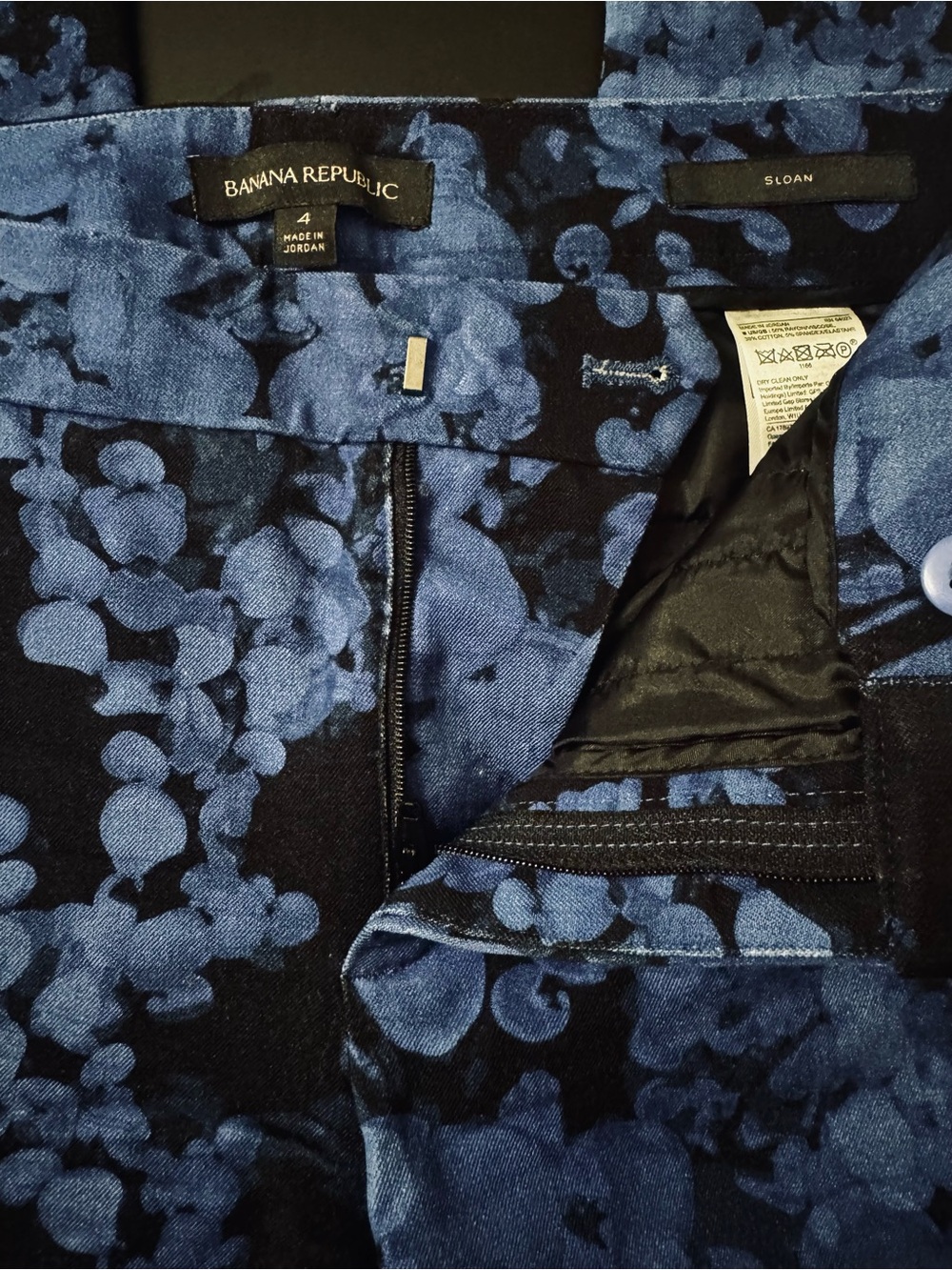 Banana Republic Women’s Size 4 Black Sloan Pants Blue Floral Print w/Hook - Picture 3 of 7